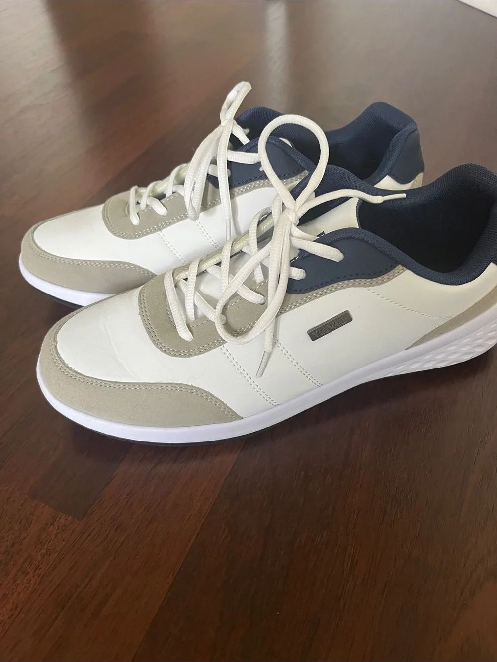 Men's White & Navy Lightweight Everyday Sneakers